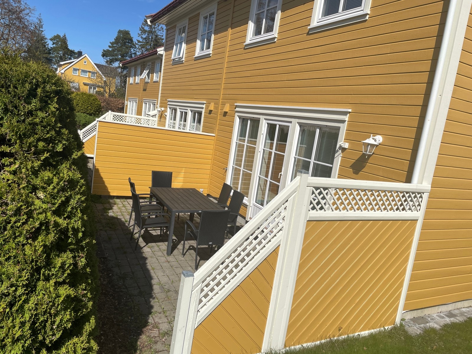 Usjenert uteplass med hagemøbler og mulighet for grilling.(April 2024) Galleribilde