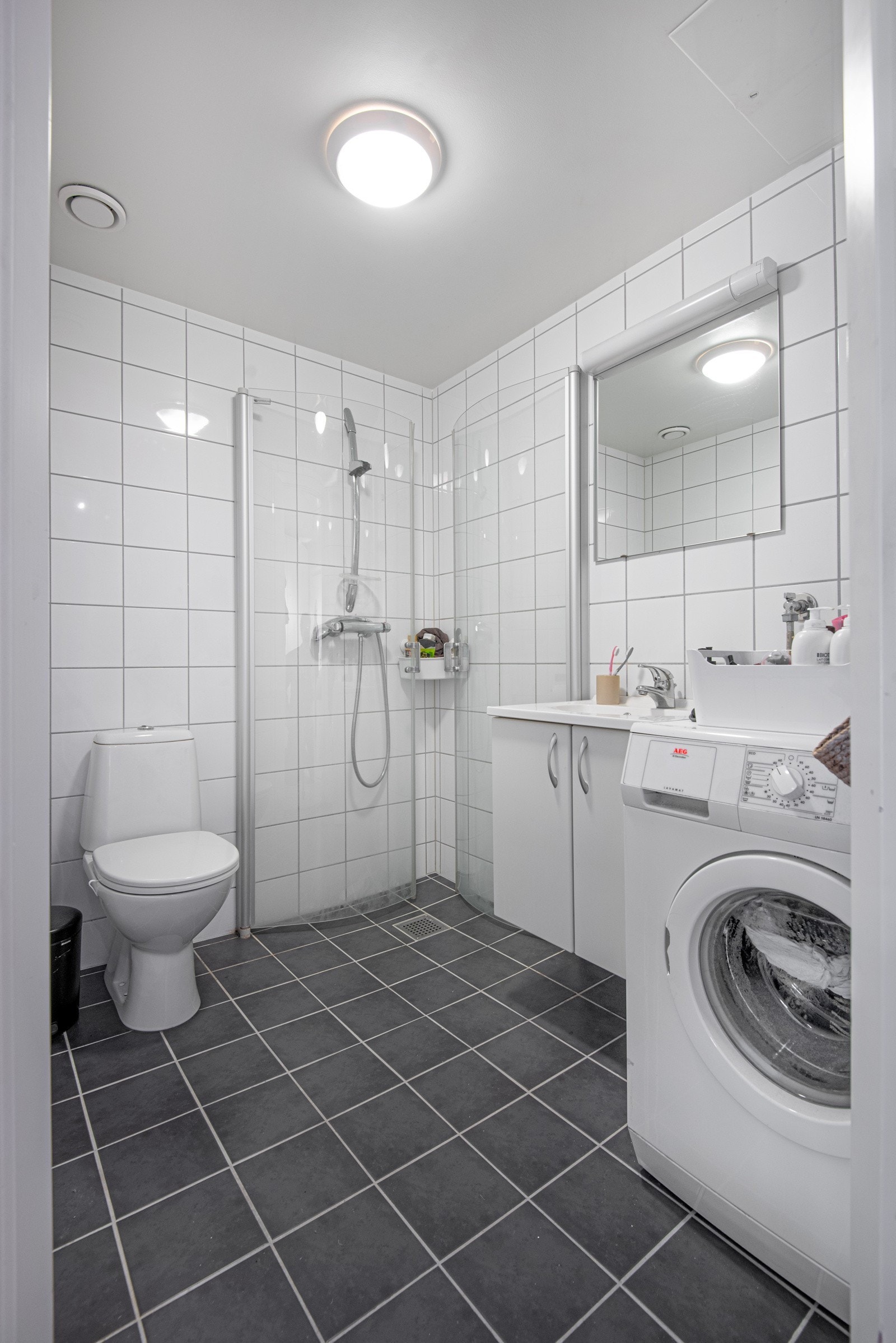 Badet er helfliset med varmekabler i gulvet. Vaskemaskin fra 2018 er allerede innlagt. Galleribilde
