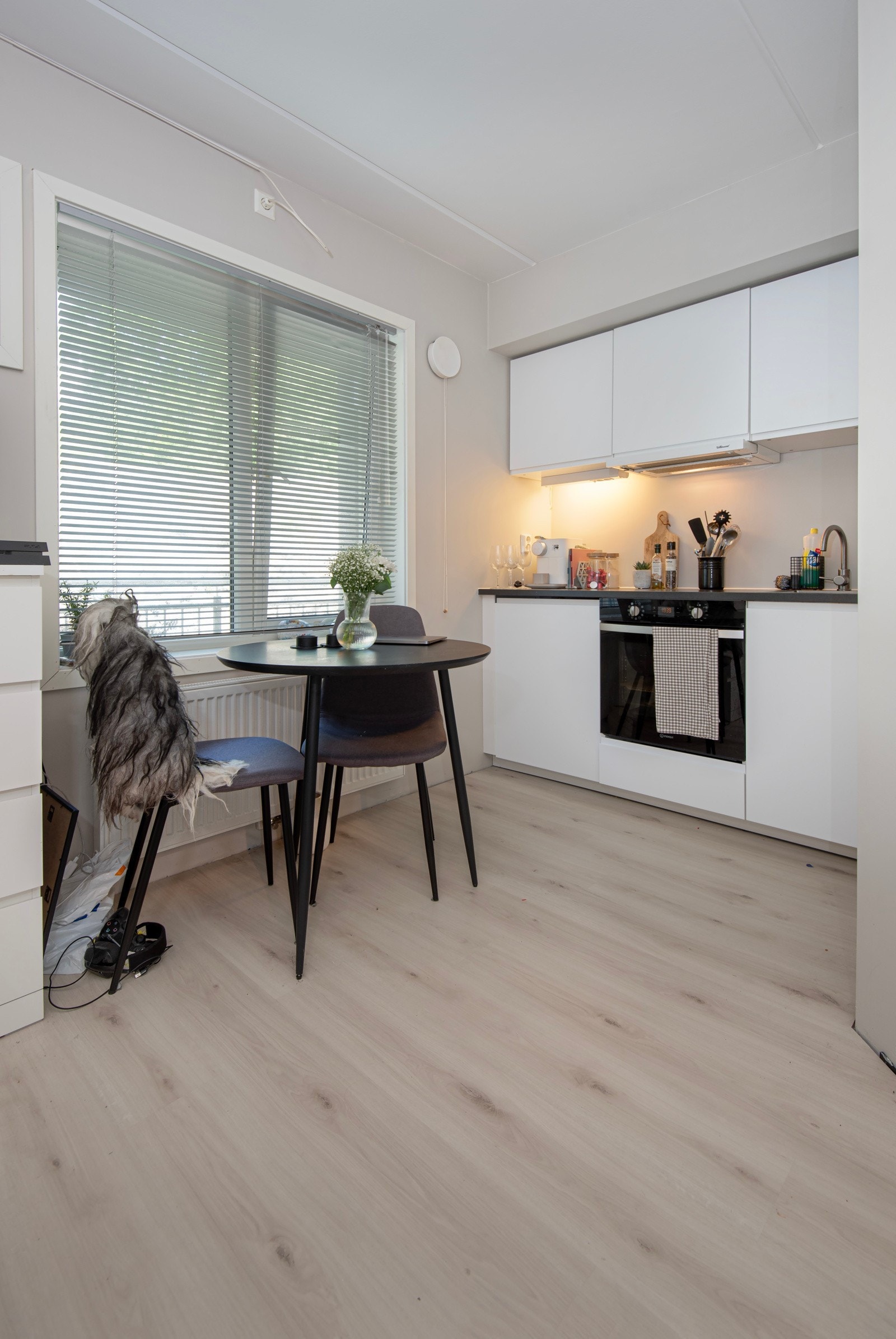 Kjøkkenet er fra 2022 og har glatte hvite fronter. Laminat benkeplate. Det er integrerte hvitevarer som komfyr og kjøleskap. Galleribilde