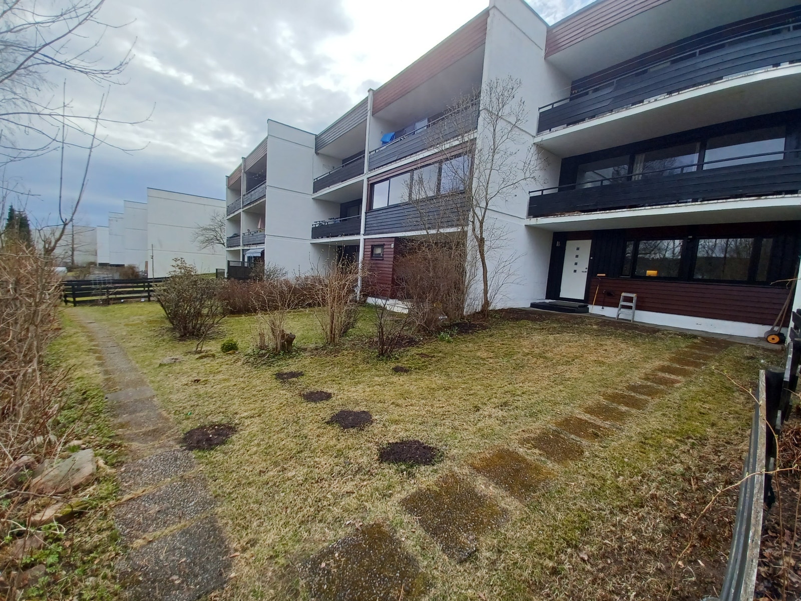 Egen, stor hage og usjenert inngangsparti Galleribilde