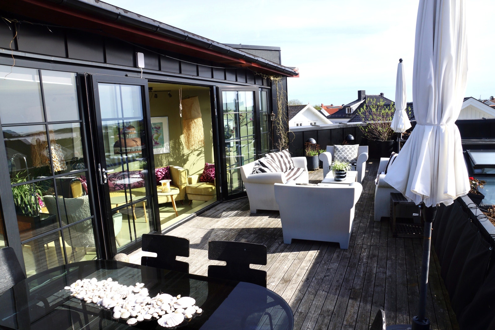 Stor takterrasse øverste plan, med plass for flere sittegrupper. Galleribilde