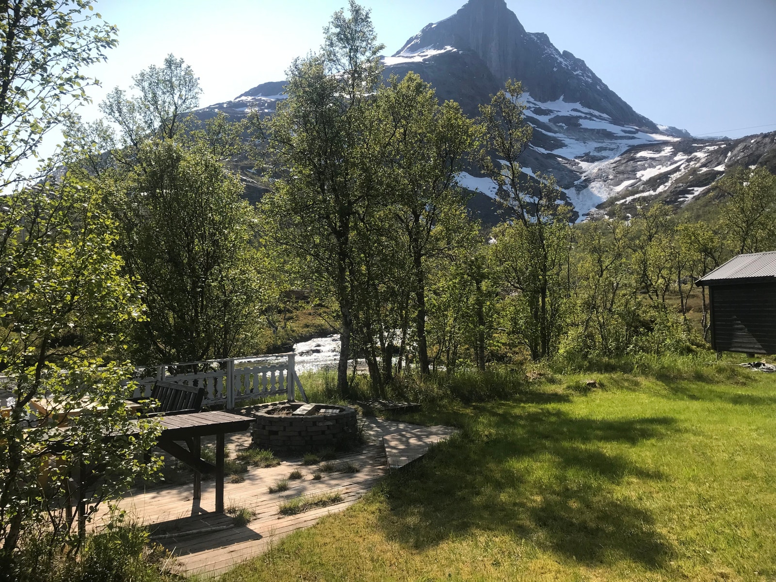 Blåmann sees i bakgrunn Galleribilde