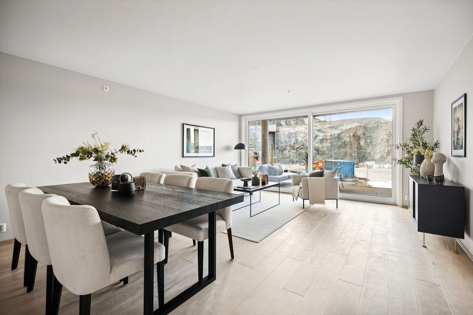 Store vinduer slipper inn mye lys. Galleribilde