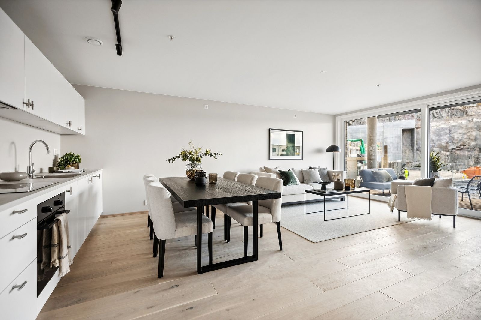 Her får man plass til både spise- og sofagruppe. Galleribilde