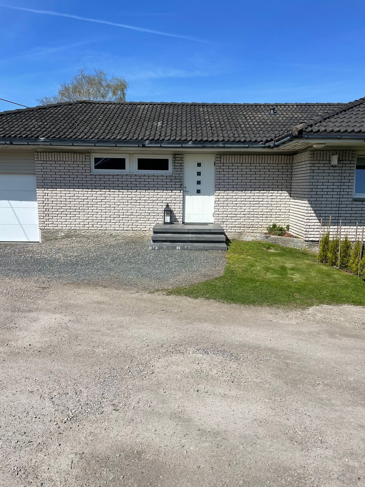 Leiligheten ligger i enden av huset som er på et plan. Galleribilde