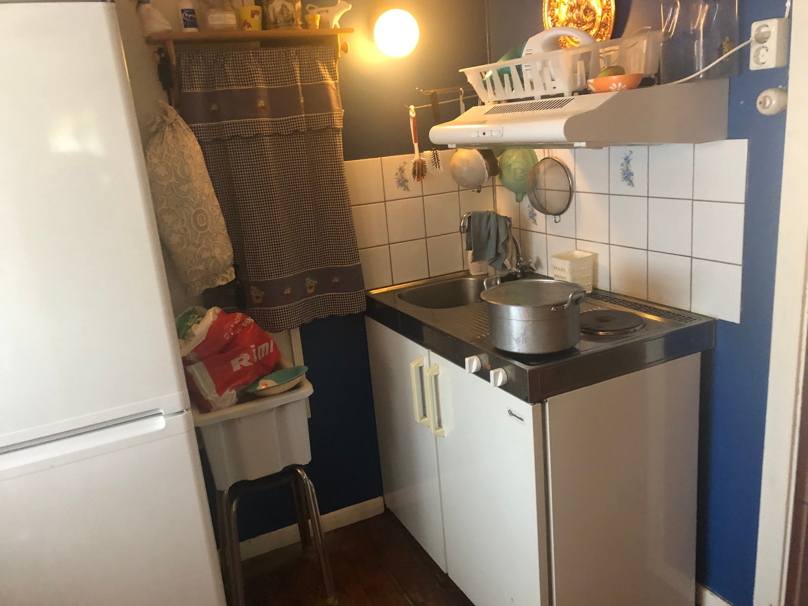 Hybelkjøkken m/kjøleskap og 3.kokeplater og ny vifte Galleribilde