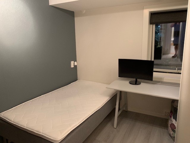 Soverom ca10 m2 med seng, pult, stor og flott innebygget skap med god plass Galleribilde