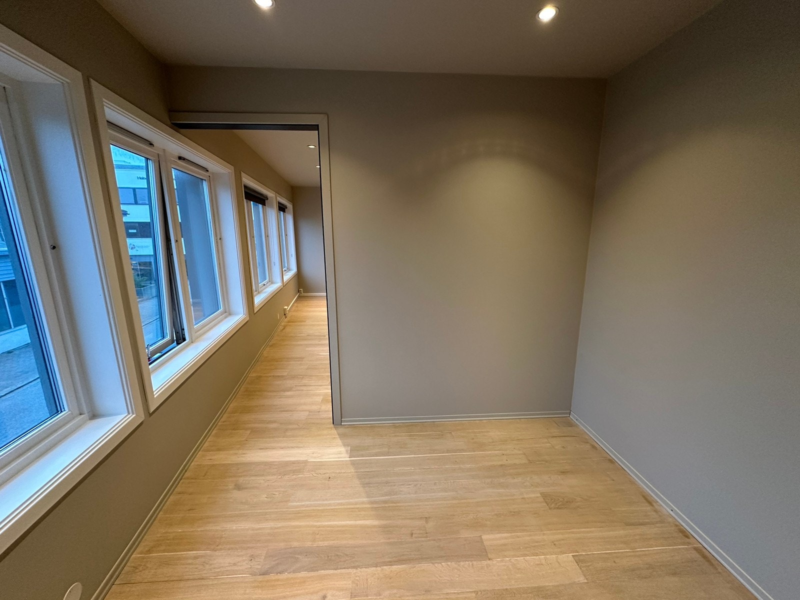 Soverom u/dør ut i mot stue Galleribilde