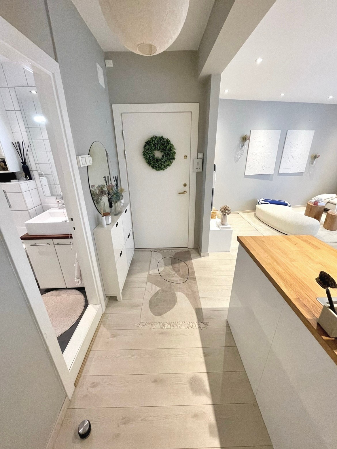 Entré med praktisk skohylle Galleribilde