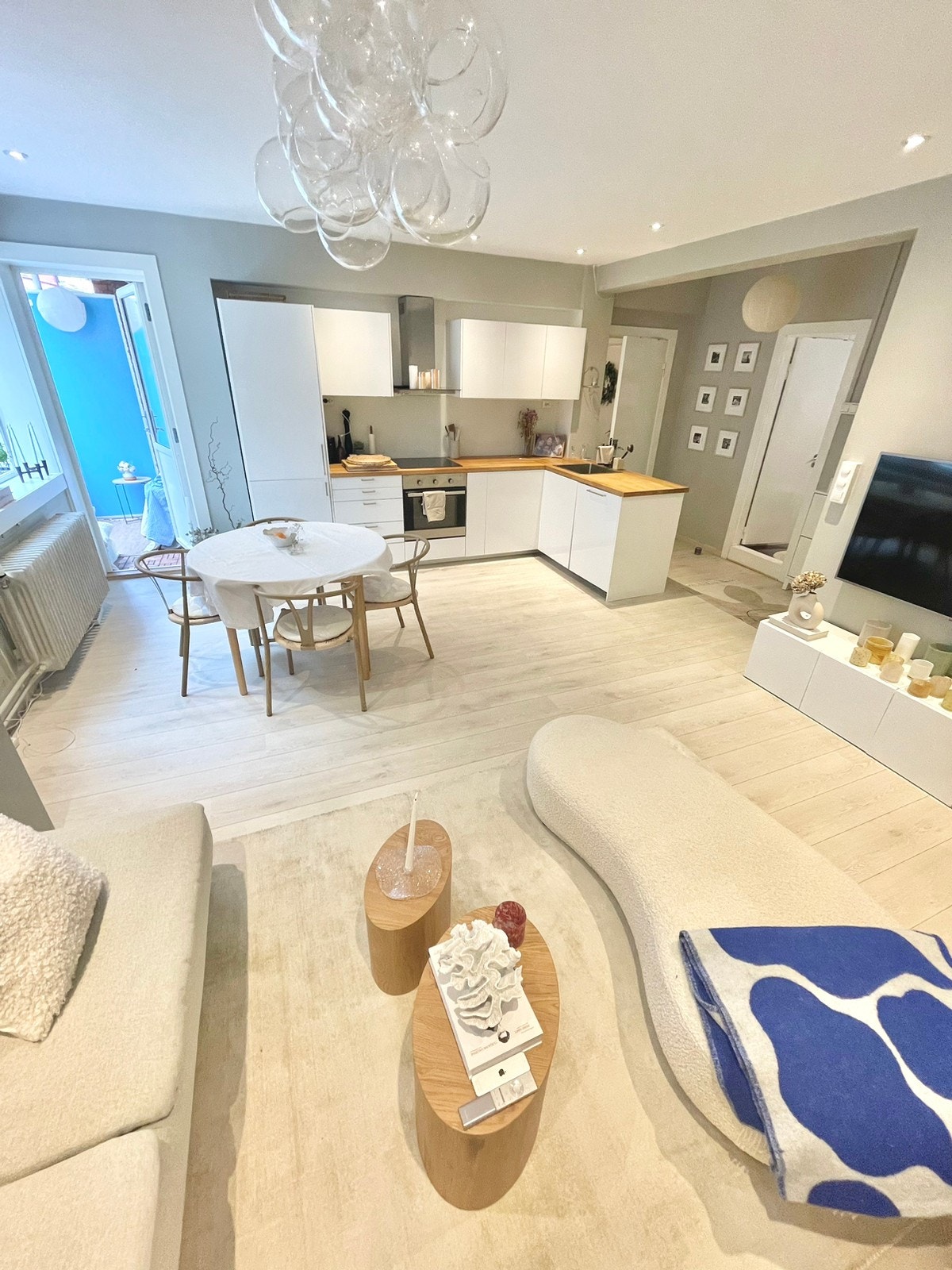 Åpen kjøkkenløsning med uttrekkbart bord, plass til 8 personer Galleribilde