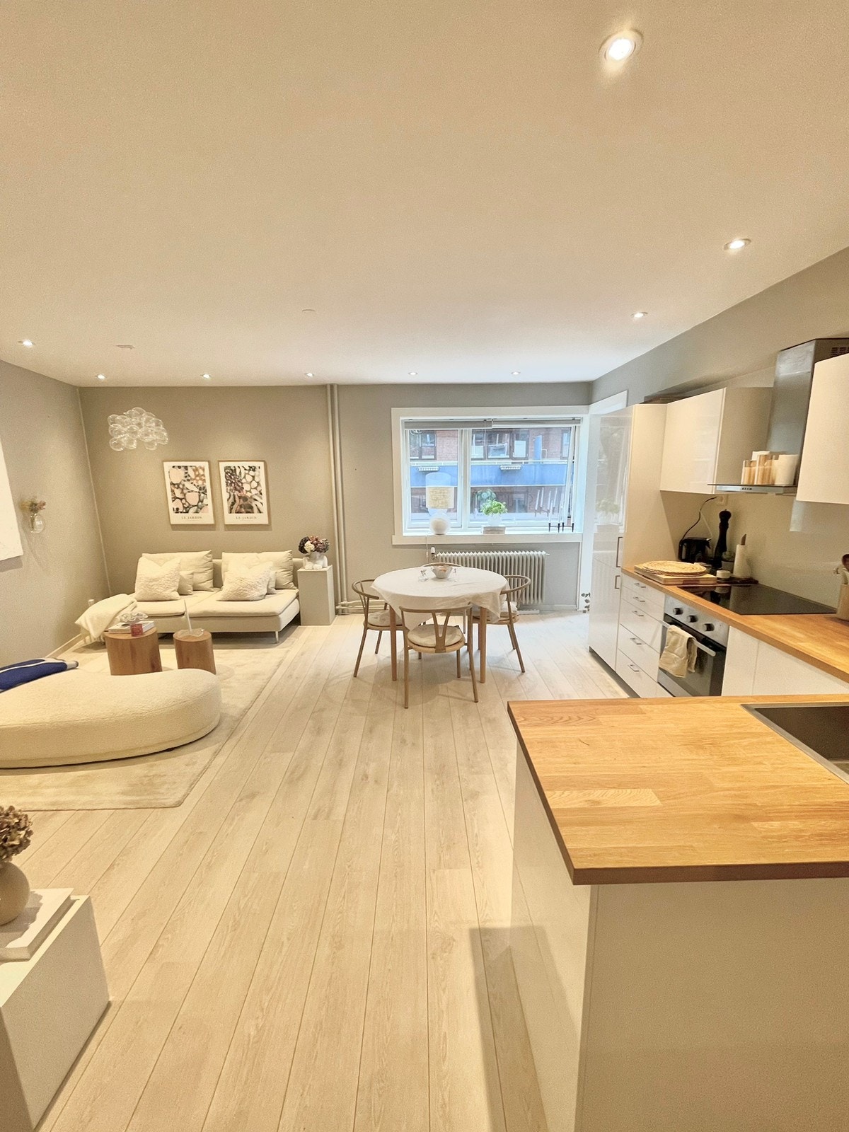 Store vinduer som slipper lyset inn Galleribilde