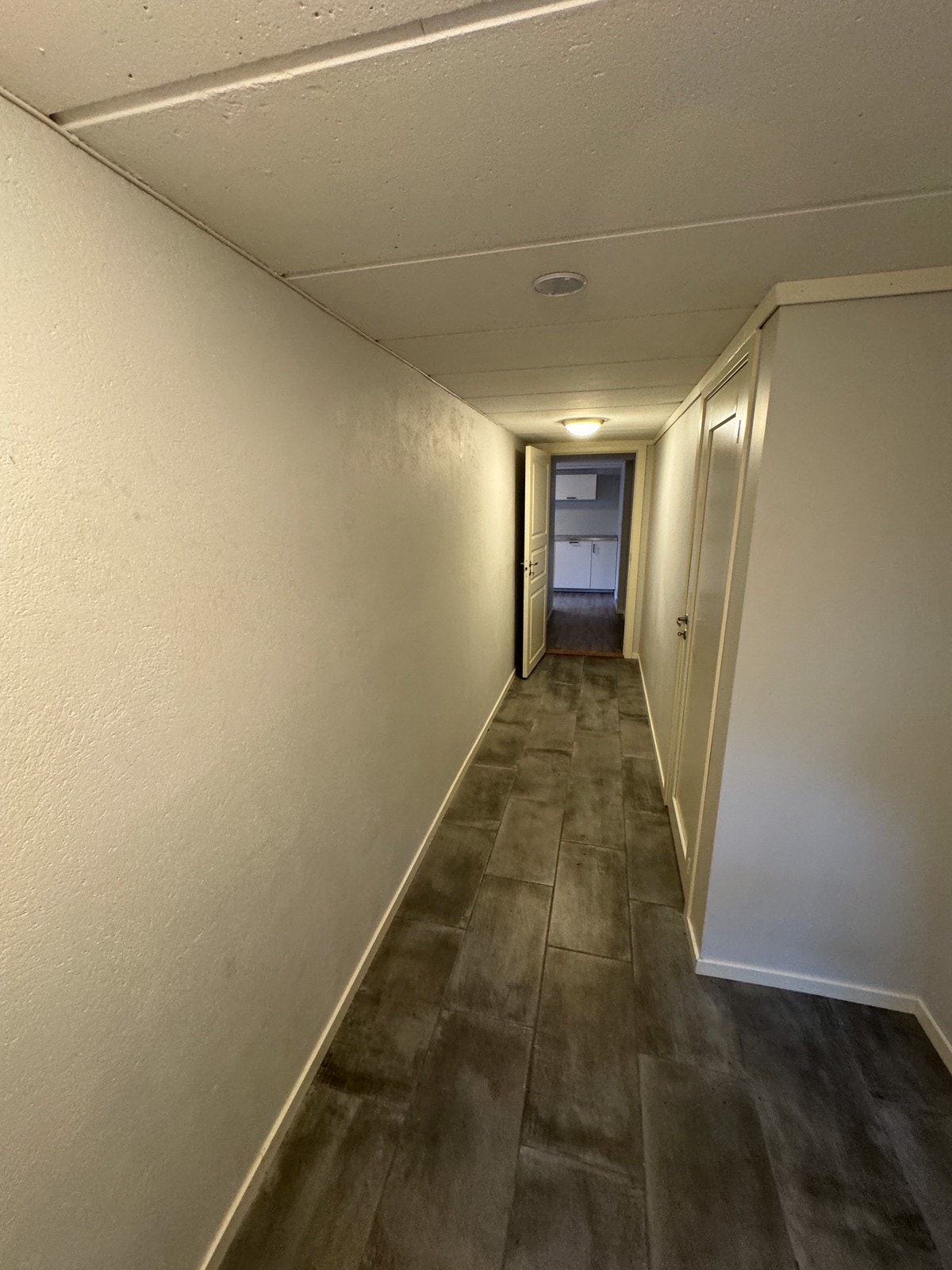 Ytre gang sett fra inngangsdør Galleribilde