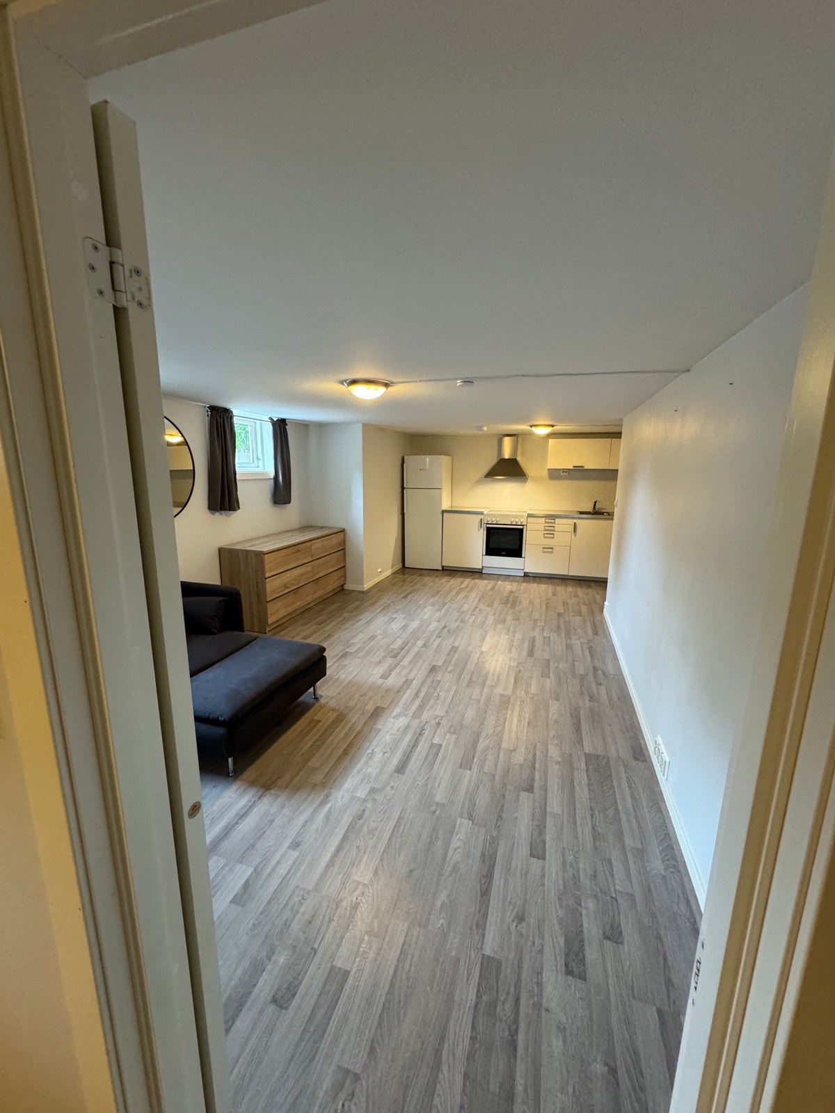 Ut av soverom mot stur og kjøkken. Galleribilde