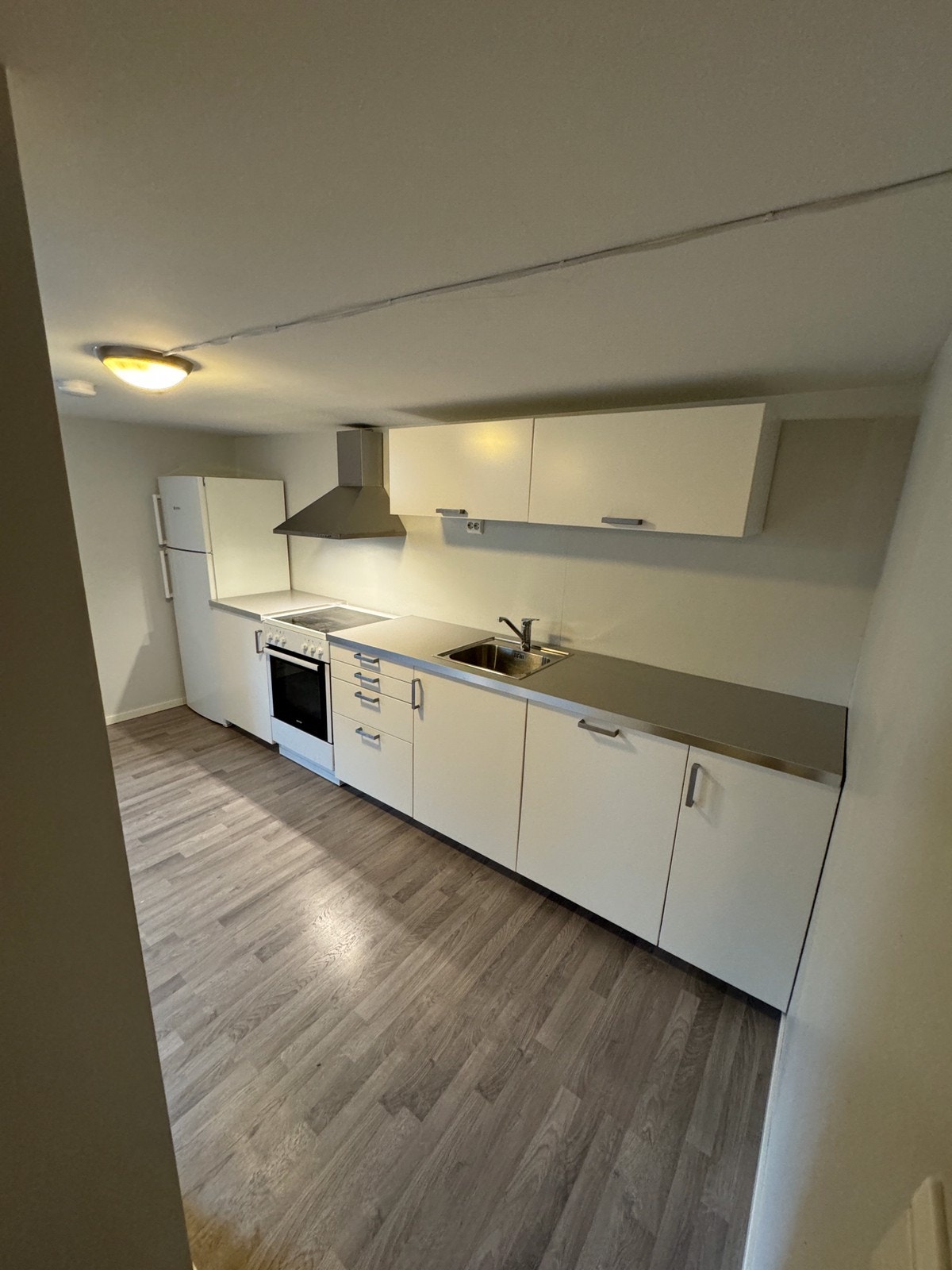 Kjøkken med hvitevarer. Galleribilde