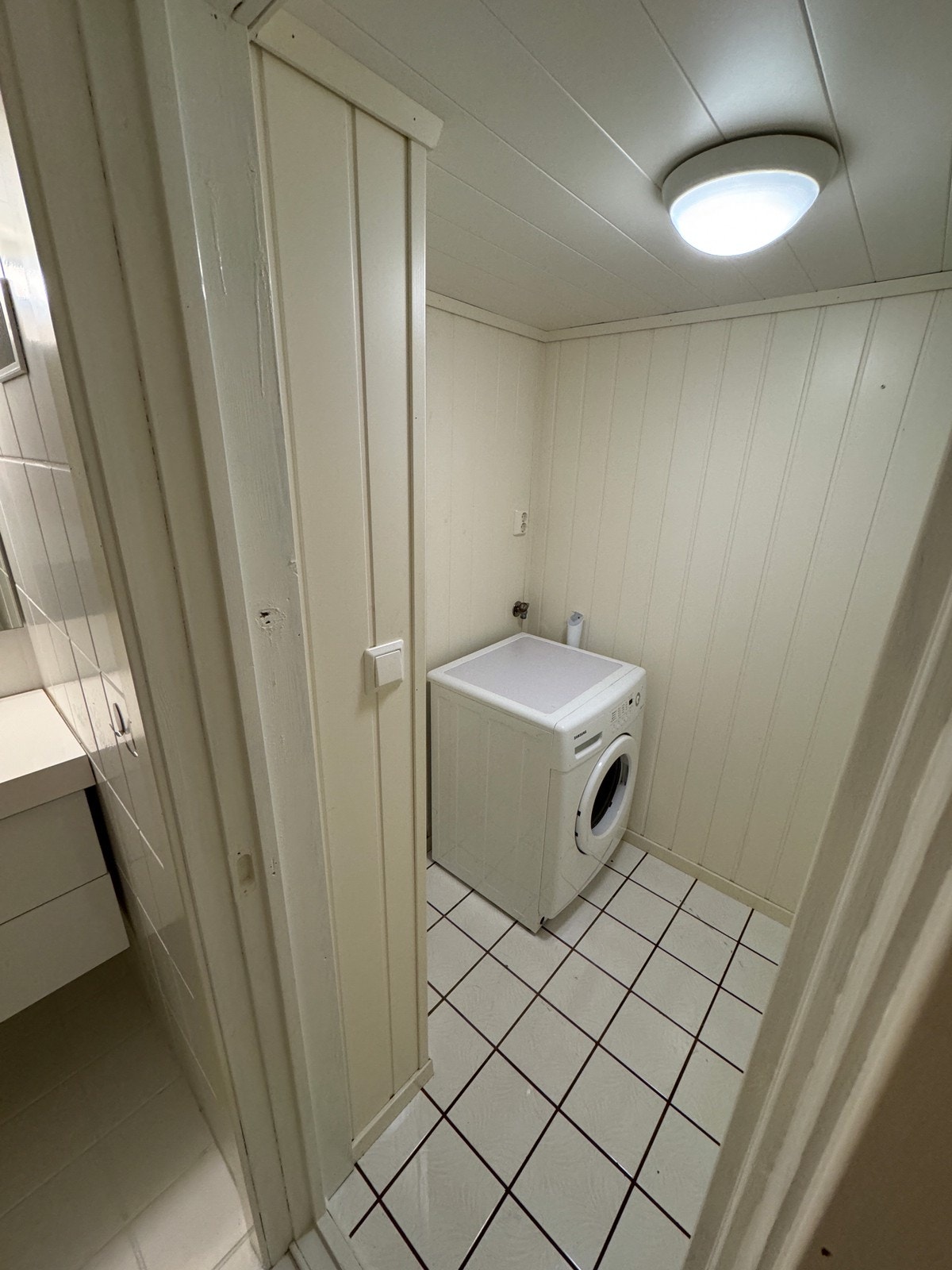 Vaskerom med tilknytning til bad. Galleribilde