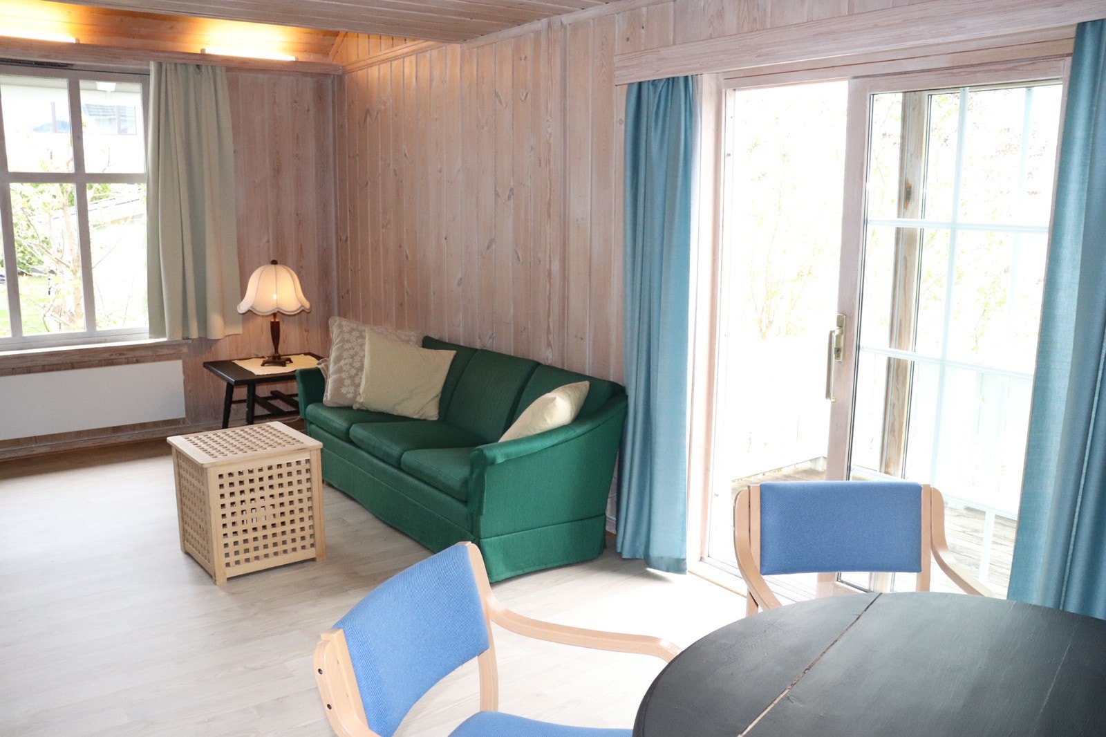 Stue med utgang til veranda Galleribilde