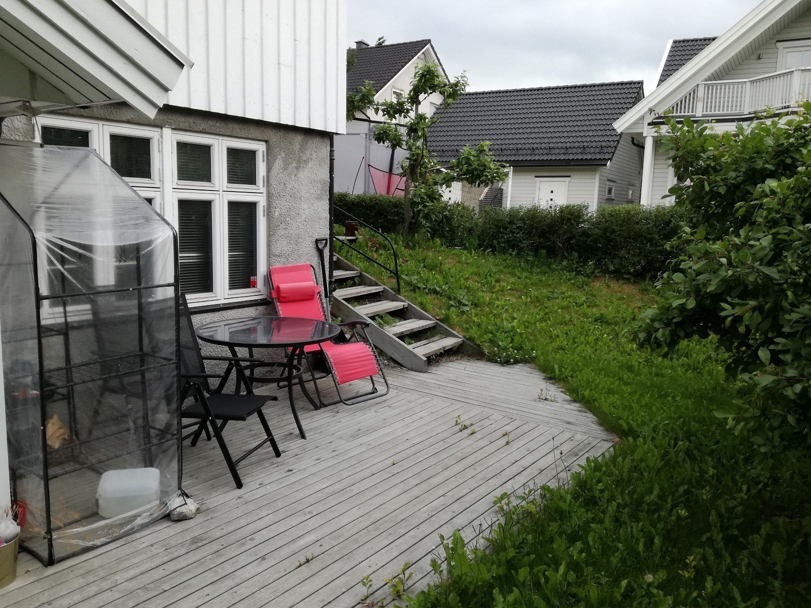 Utenfor leiligheten er det en liten hage med frukttrær, med sol fra morgen til ettermiddag ca. Det er også en platting med lun solplass med bord og stoler. Galleribilde