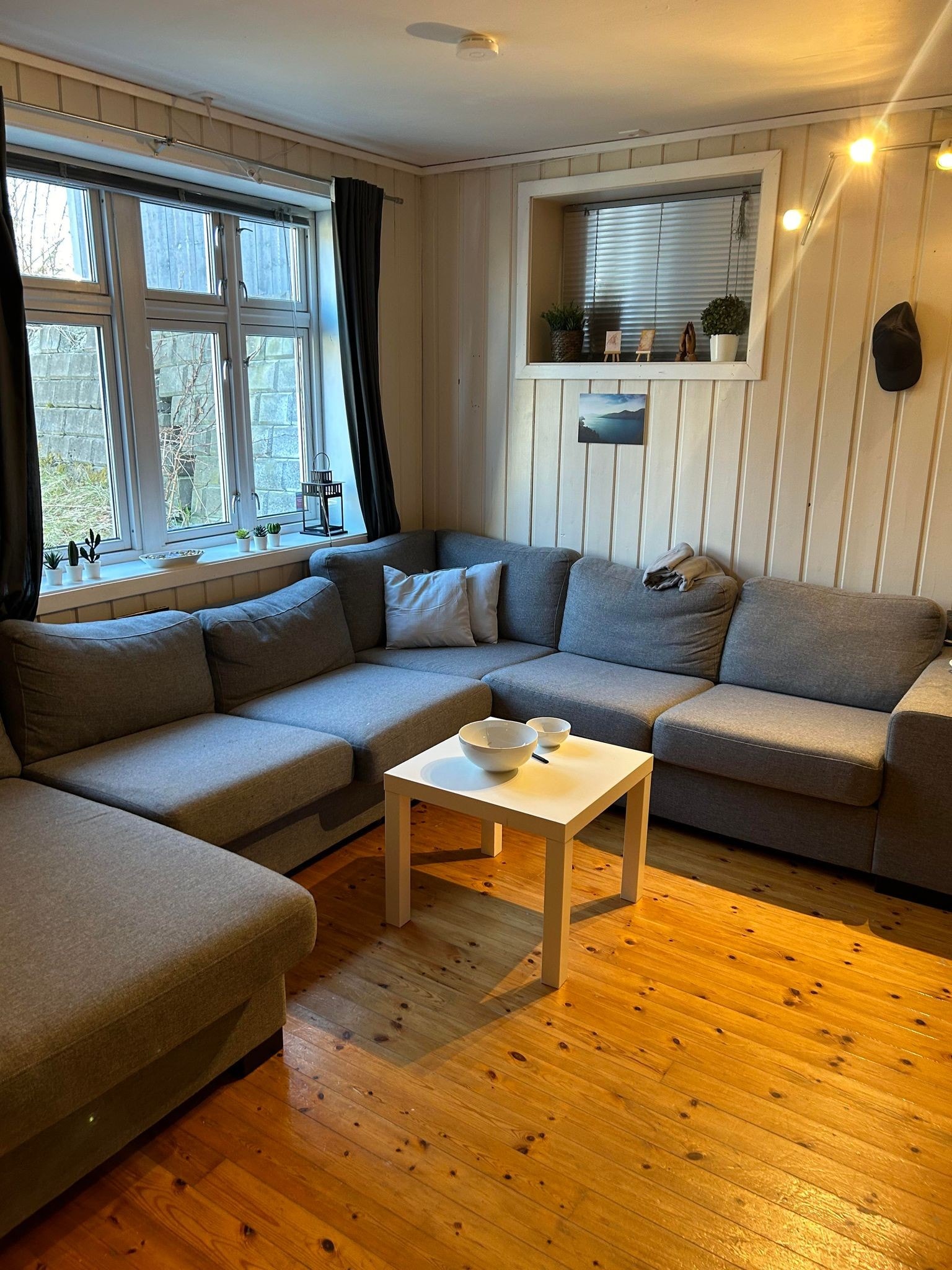 Stor sofa i stue. Lyst og trivelig med vindu ut mot hagen Galleribilde