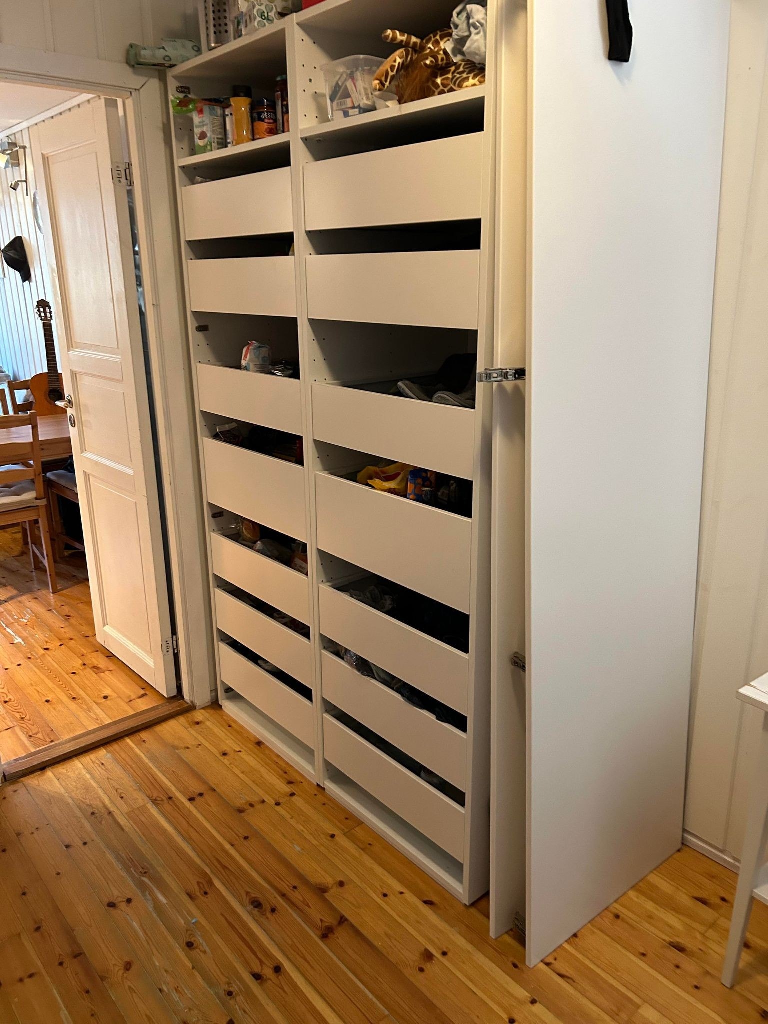 To av skapene på soverom. Her er det plass til mye oppbevaring Galleribilde