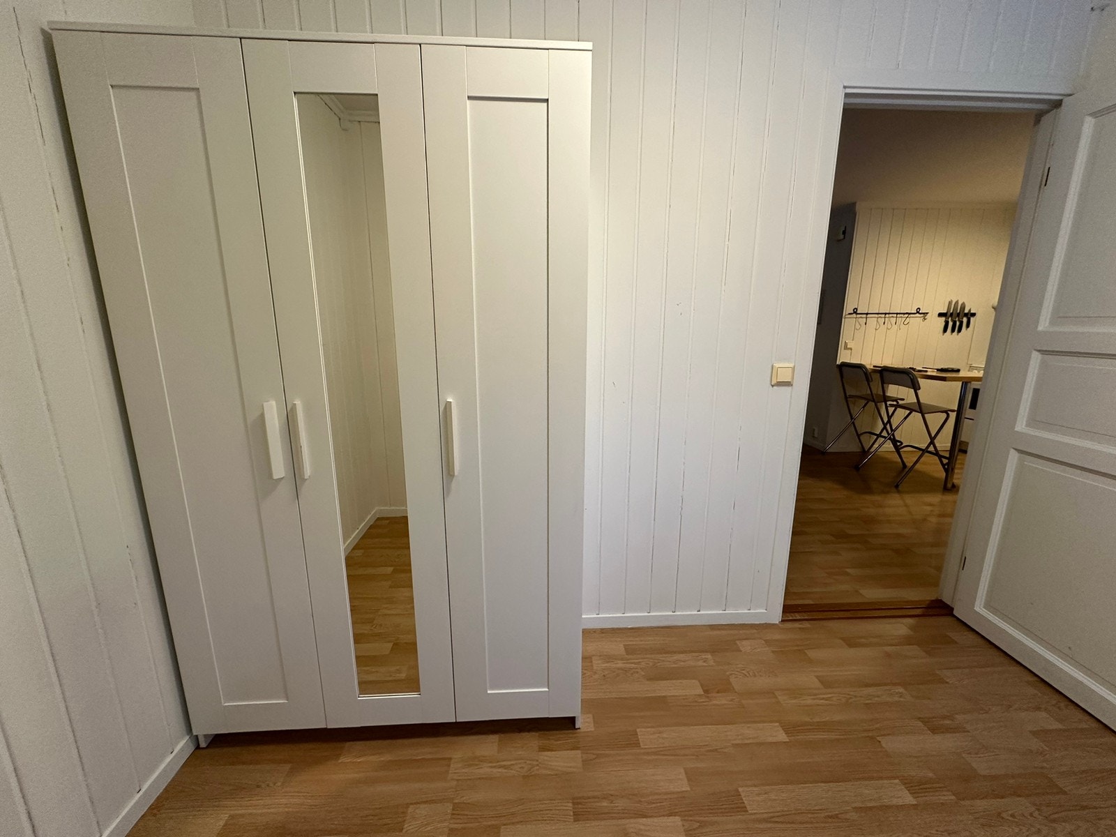 Stort garderobeskap med speil på begge soverom Galleribilde