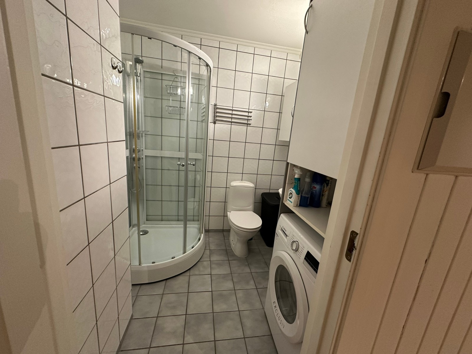 Bad med vaskemaskin Galleribilde