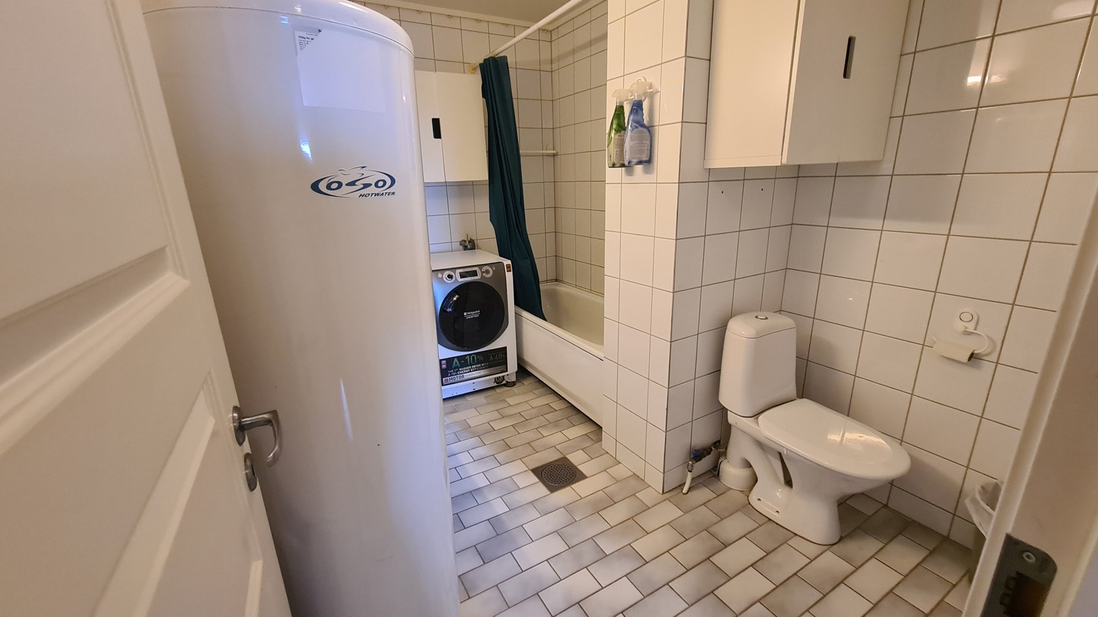 Baderom med toalett Galleribilde