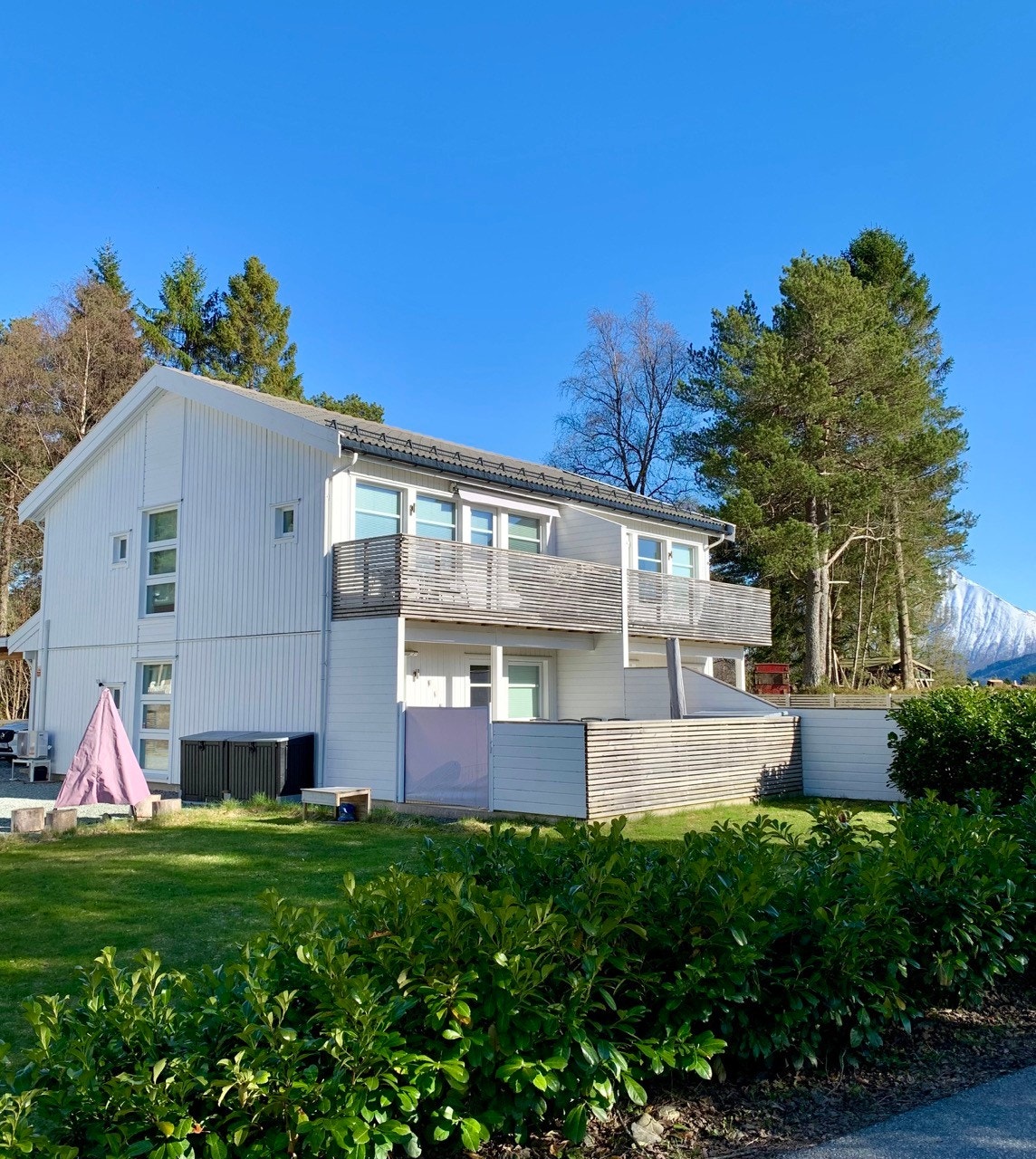 Boligen har et flott opparbeidet uteområde Galleribilde