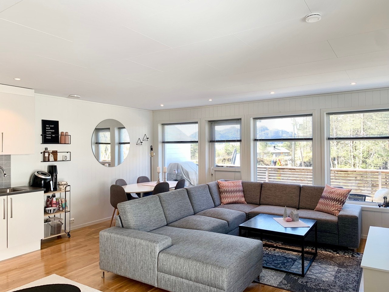 Stue med utgang til balkong (møbler følger ikke med) Galleribilde