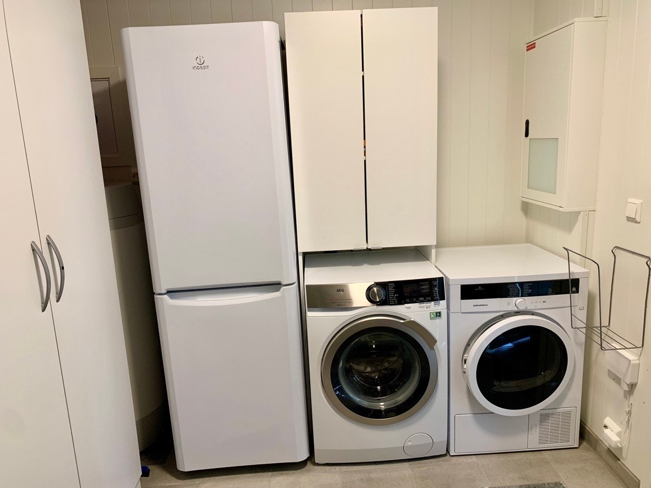 Vaskerom med oppbevaringsskap Galleribilde