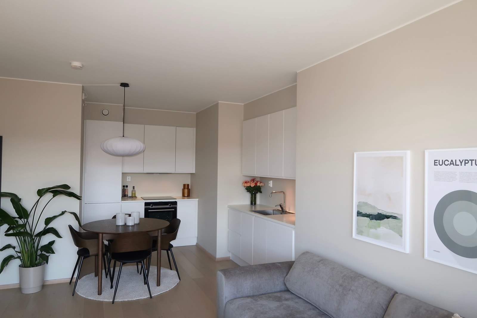 Spisebord med innleggsplate Galleribilde