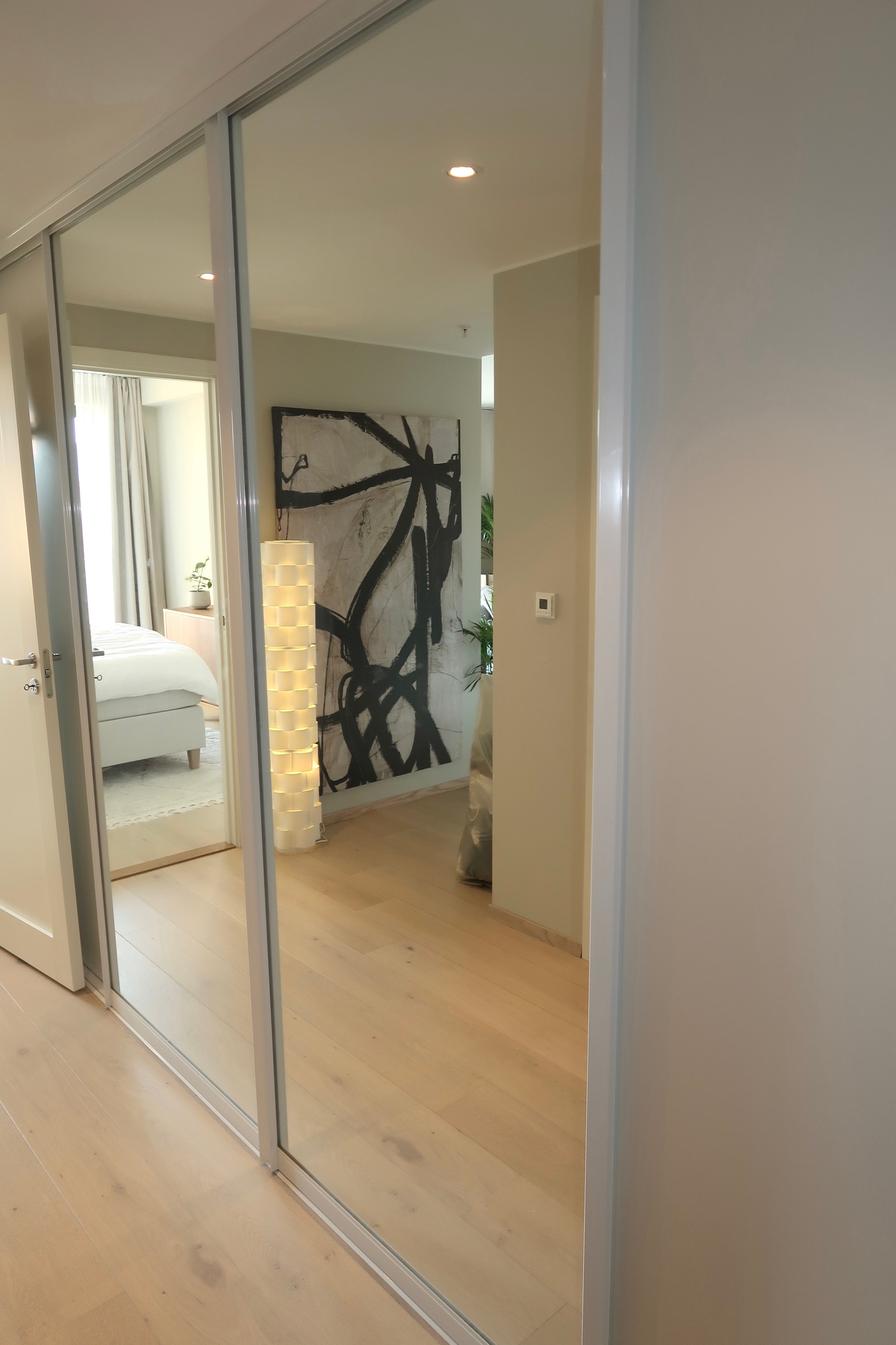 Garderobeløsning langs hele veggen i entre (7m2) Galleribilde