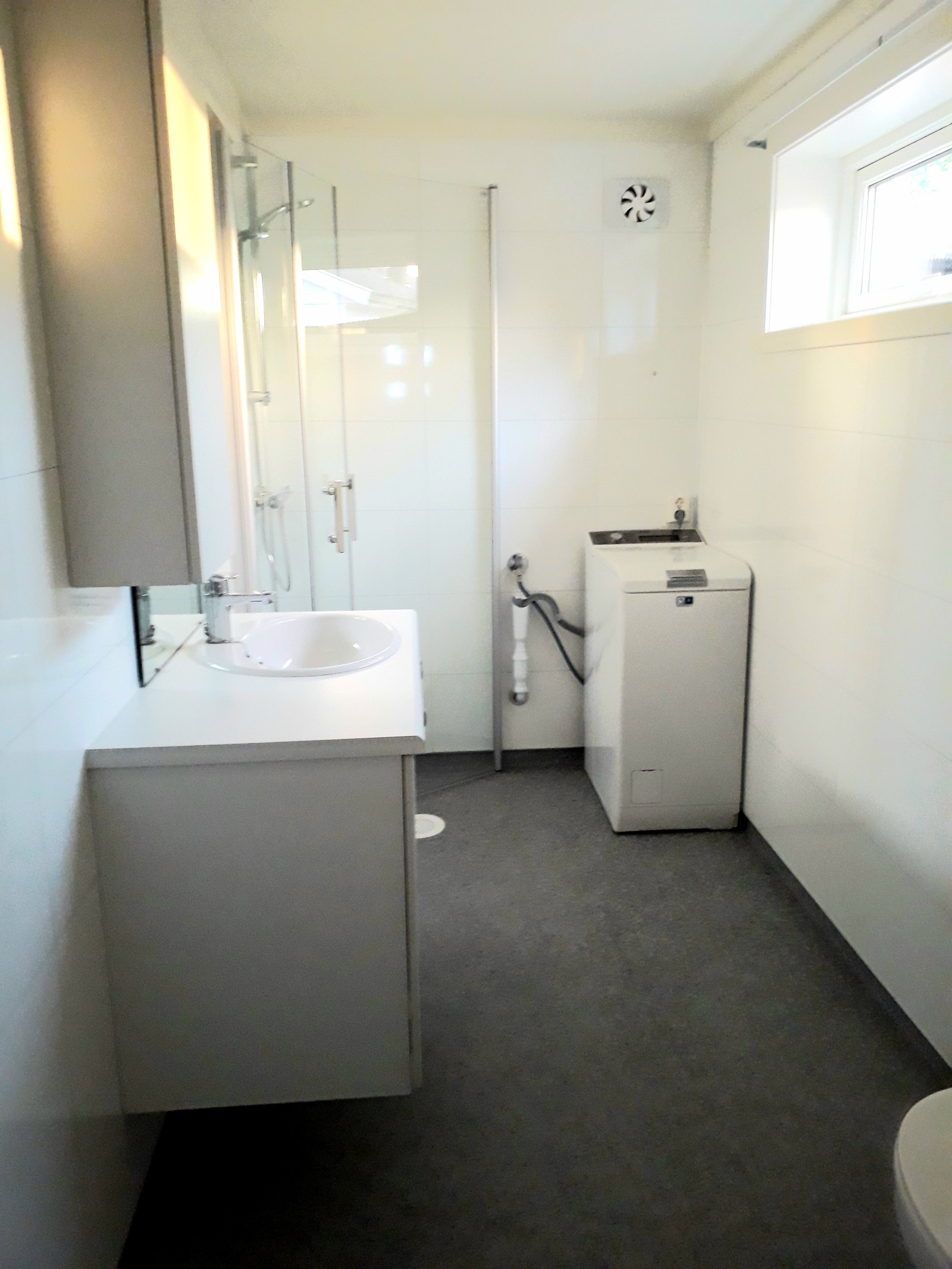 Bad med vaskemaskin. Galleribilde