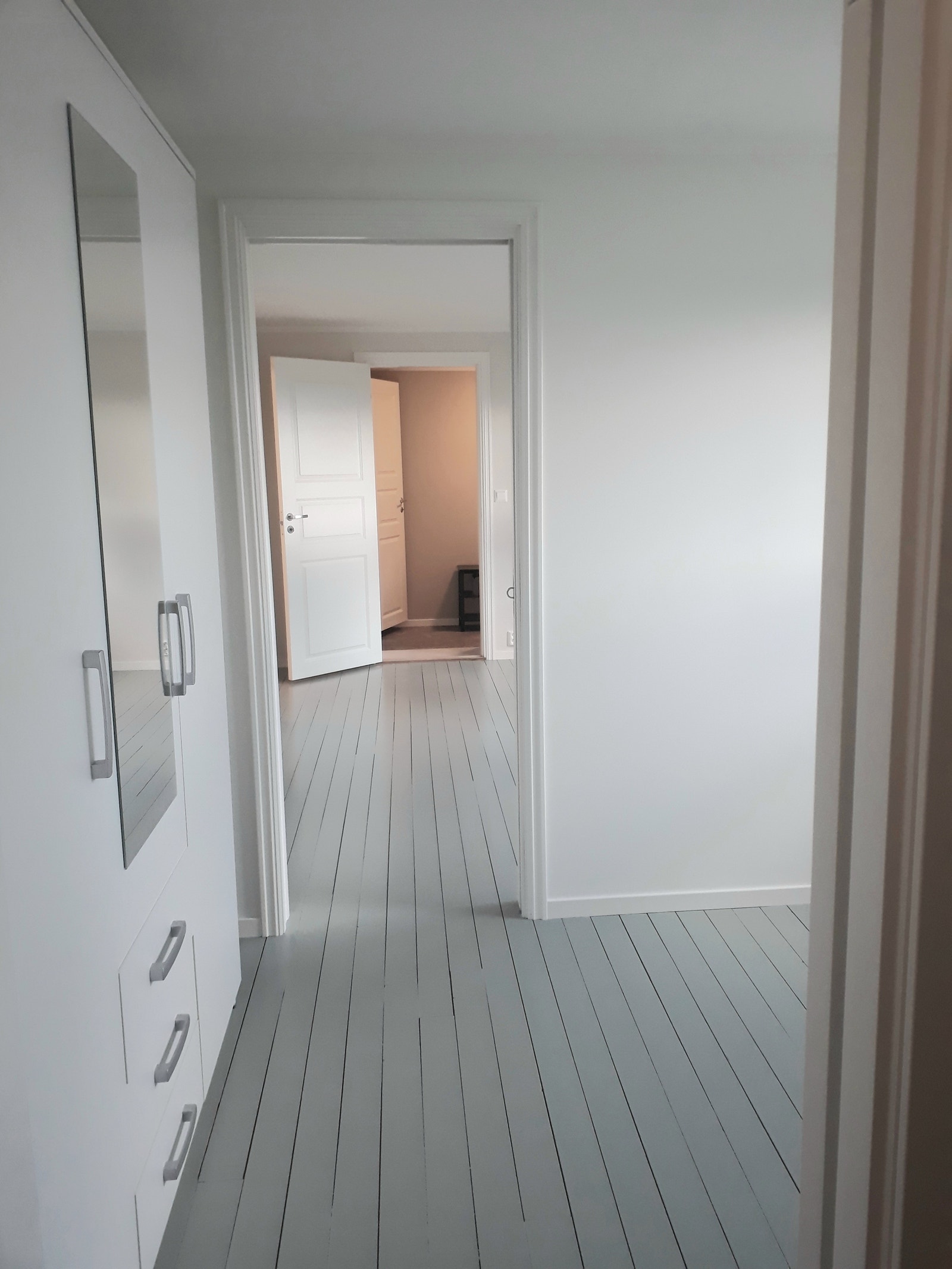 Bilde tatt fra boden gjennom soverom, stue og gang. Galleribilde