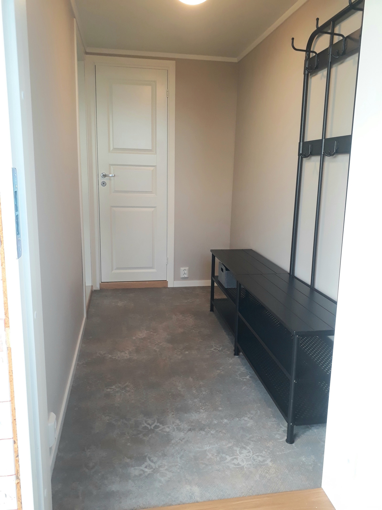 Egen inngang med entrémøbler. Bad rett frem, stue til venstre. Galleribilde