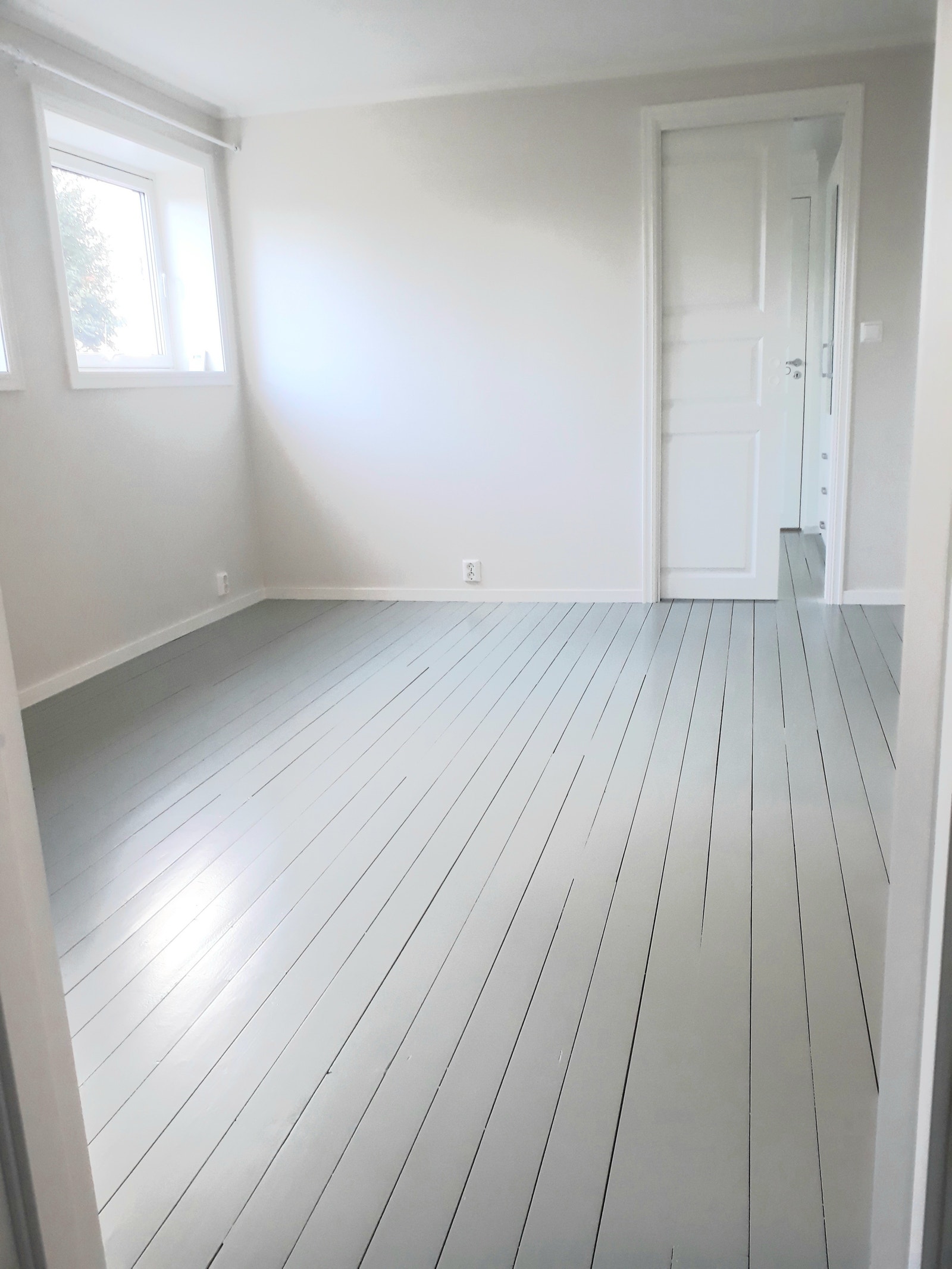 Stue. Soverom rett frem. Kjøkkenkrok til høyre. Galleribilde