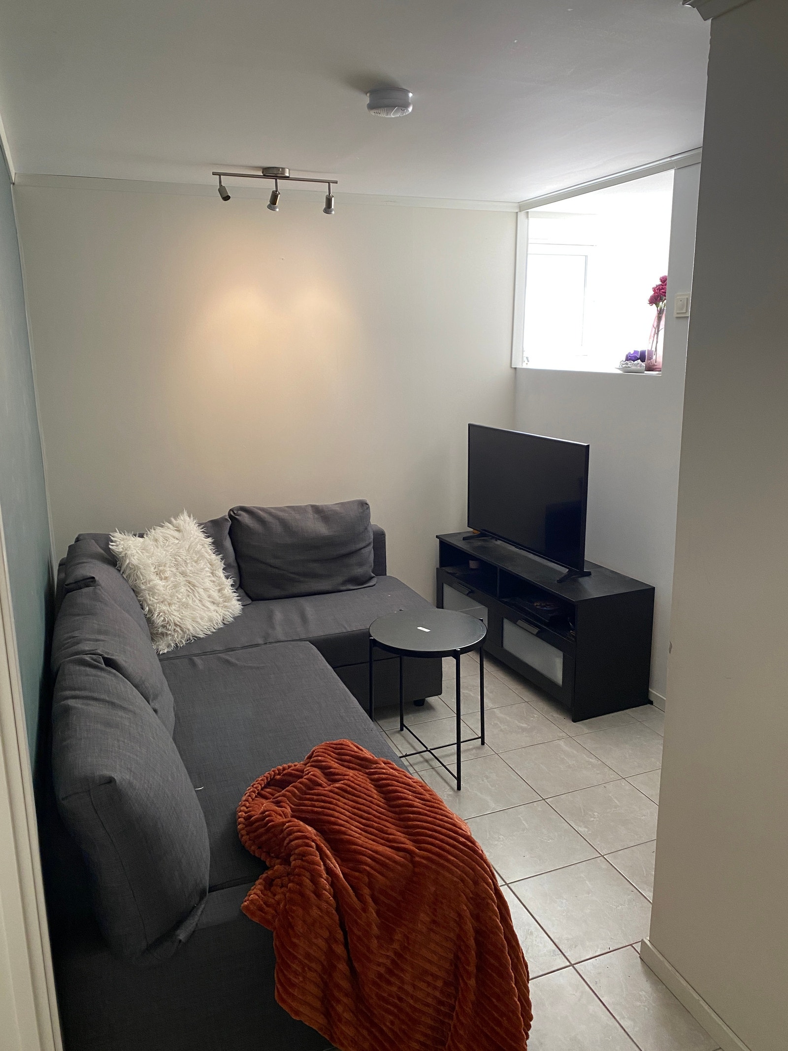 Felles stue er ferdig møblert med sofa og smart-TV Galleribilde