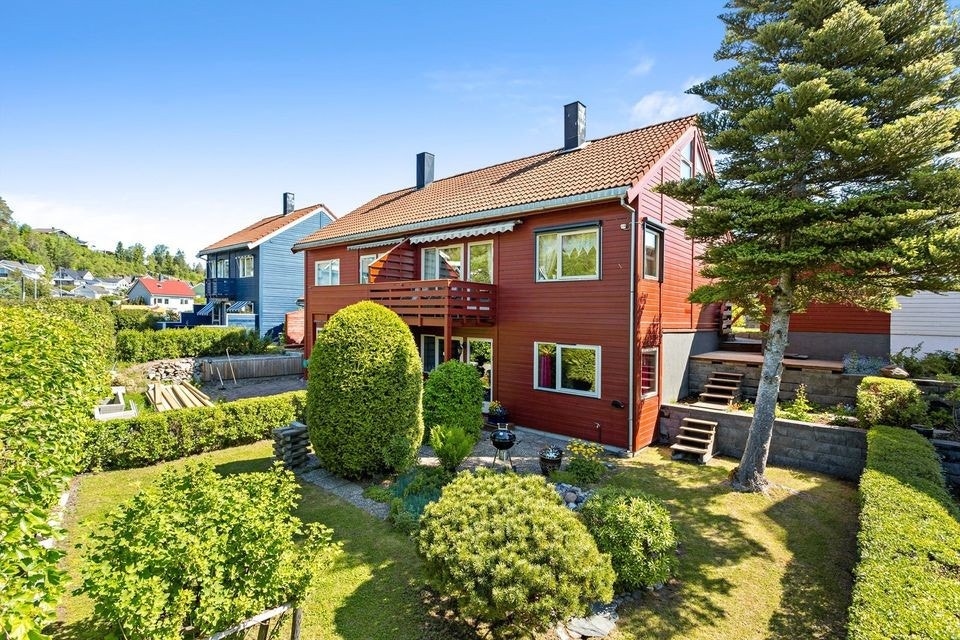 Fasaden er malt nylig i hvit farge Galleribilde