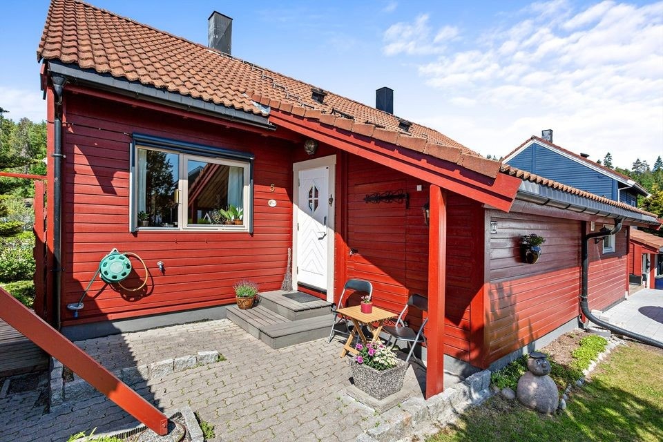 Fasaden er malt nylig i hvit farge Galleribilde