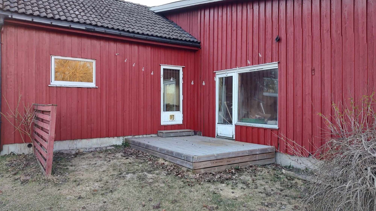 Uteområde med hageplatting. Galleribilde