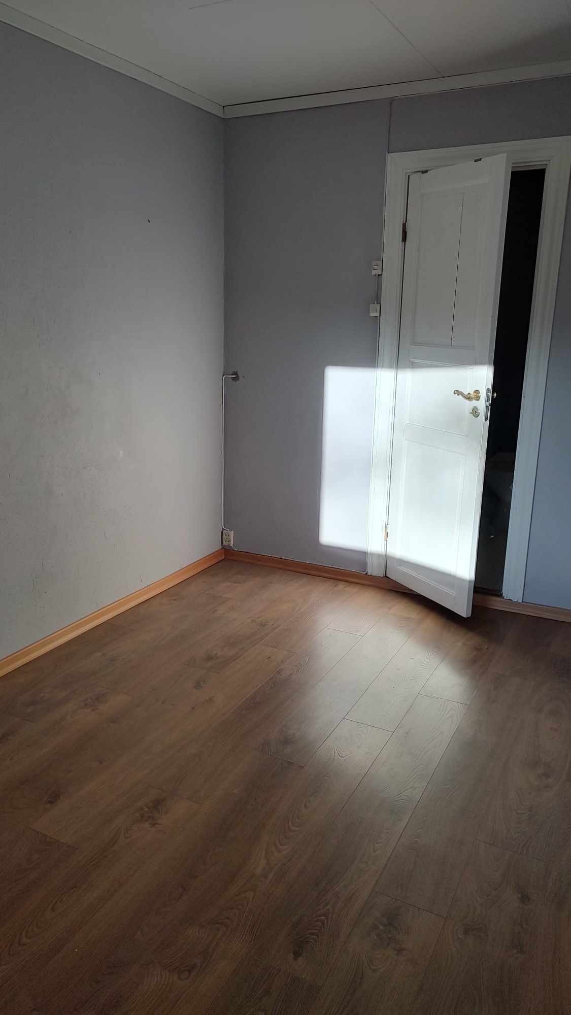 Soverom, med dør til badet. Galleribilde