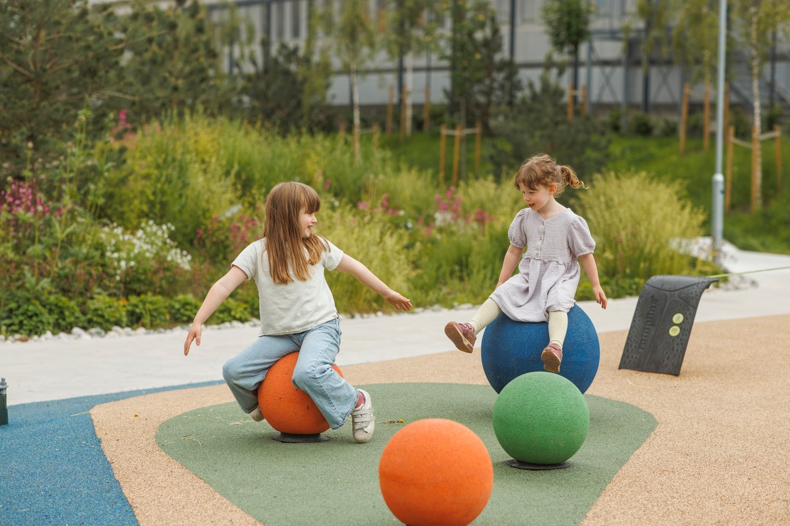 Ulven gir rom og plass til alle, fra små til store barn til voksne i alle aldre. Kom ut å lek! Galleribilde