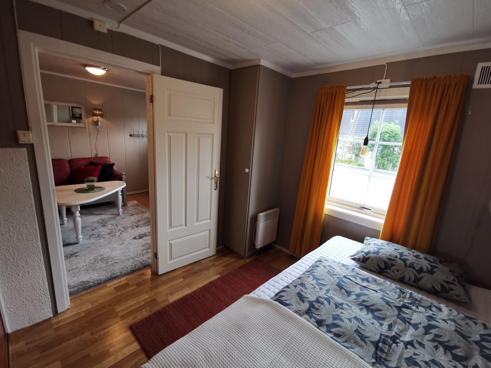 Soverom mot stue. 120 cm seng av god kvalitet Galleribilde