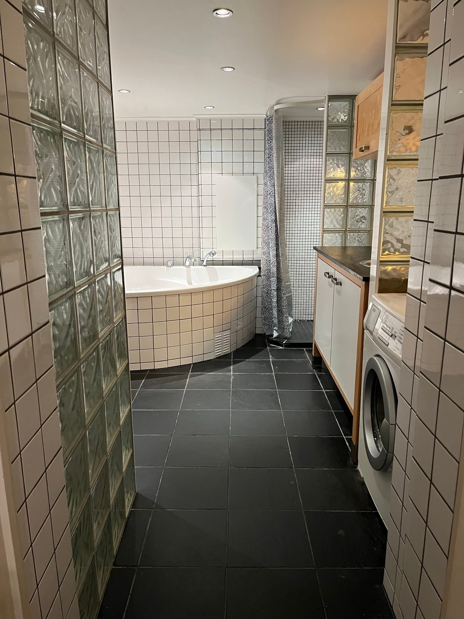 Baderom med boblebadekar og dusj Galleribilde
