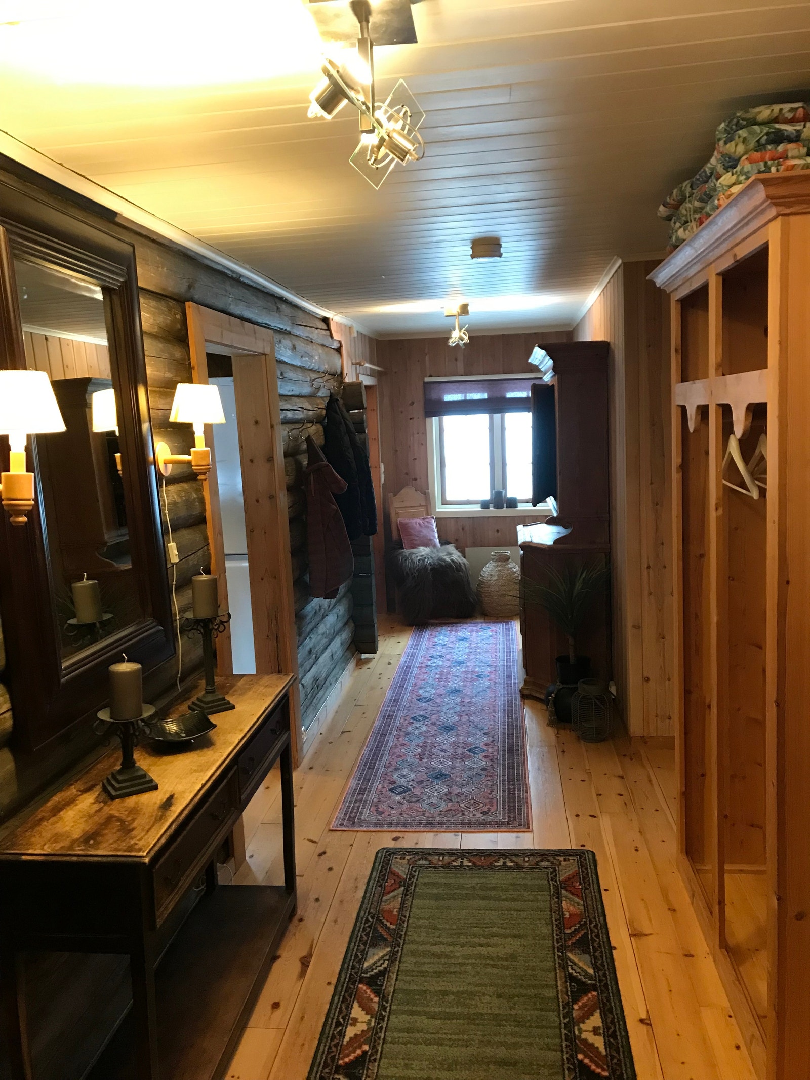 romslig entre Galleribilde