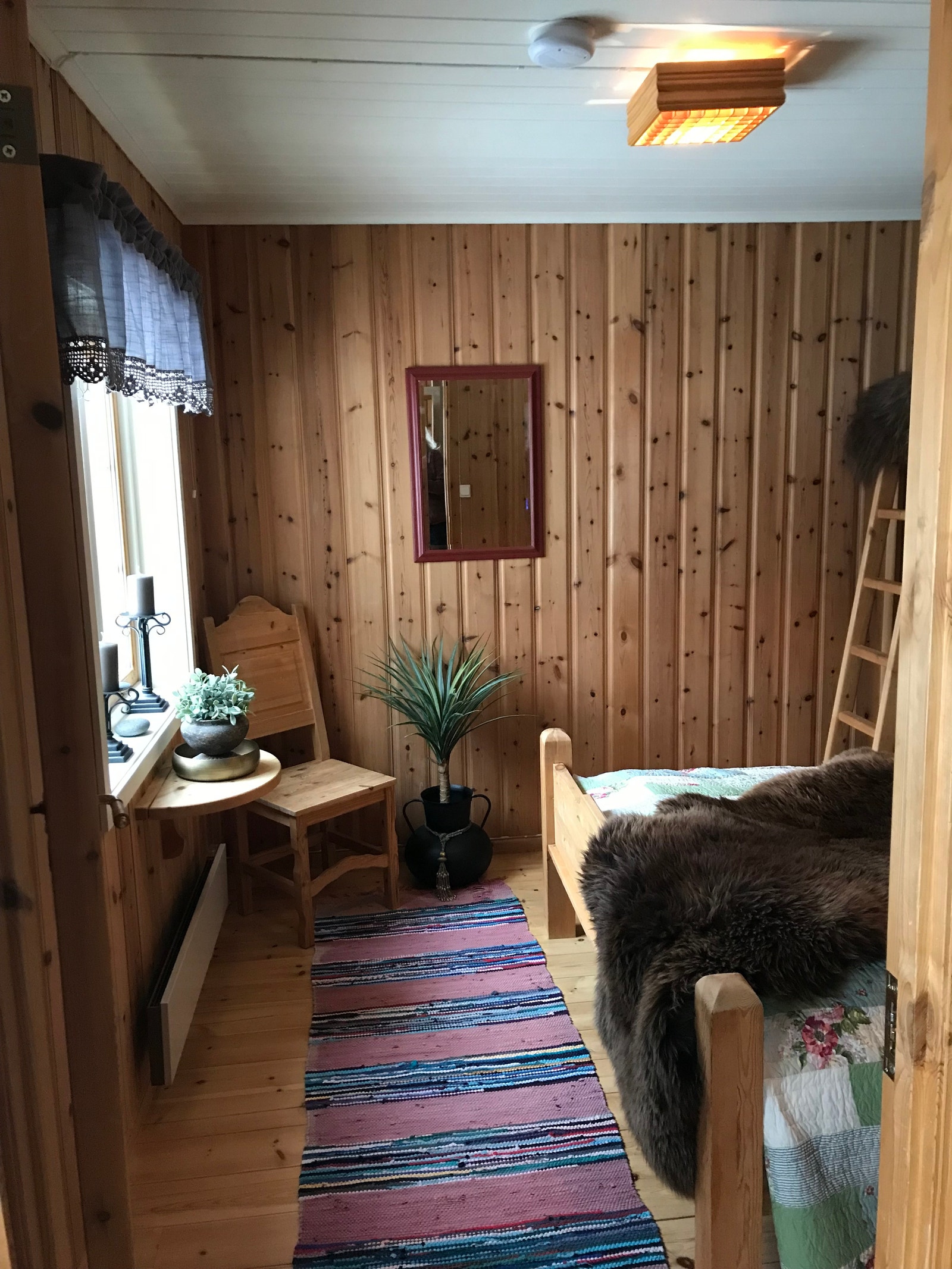 soverom nr. 1 med plass til 1 liten og 2 stor. Galleribilde