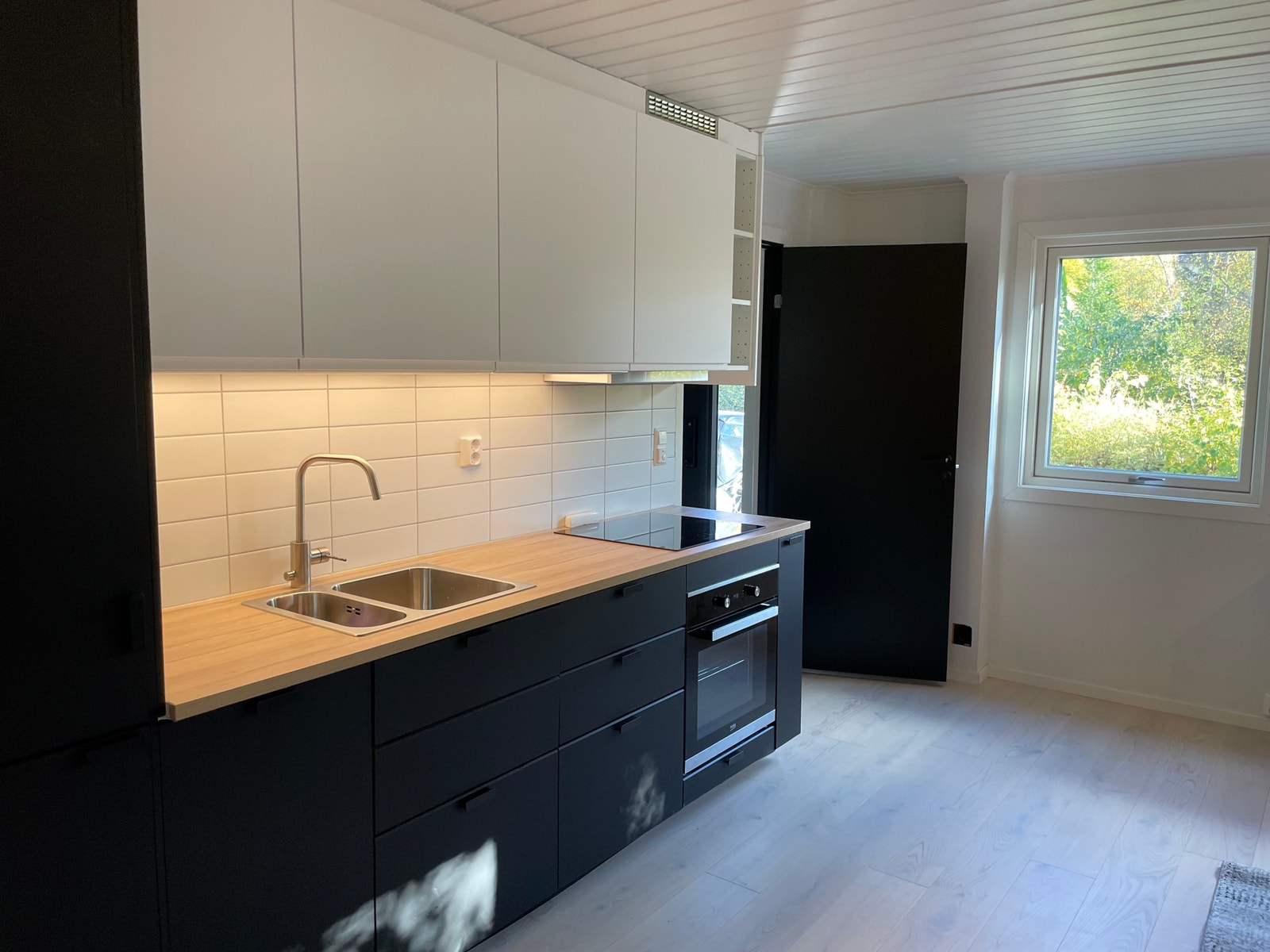 Kjøkken fra IKEA med mye skapplass Galleribilde