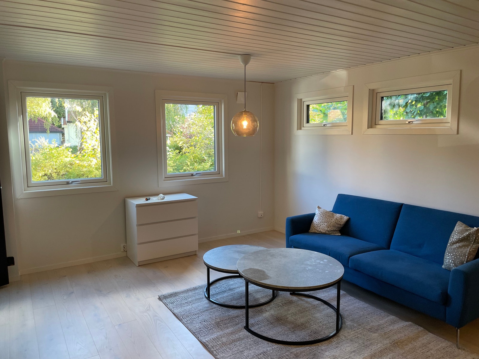 Lys hybel med store vinduer Galleribilde