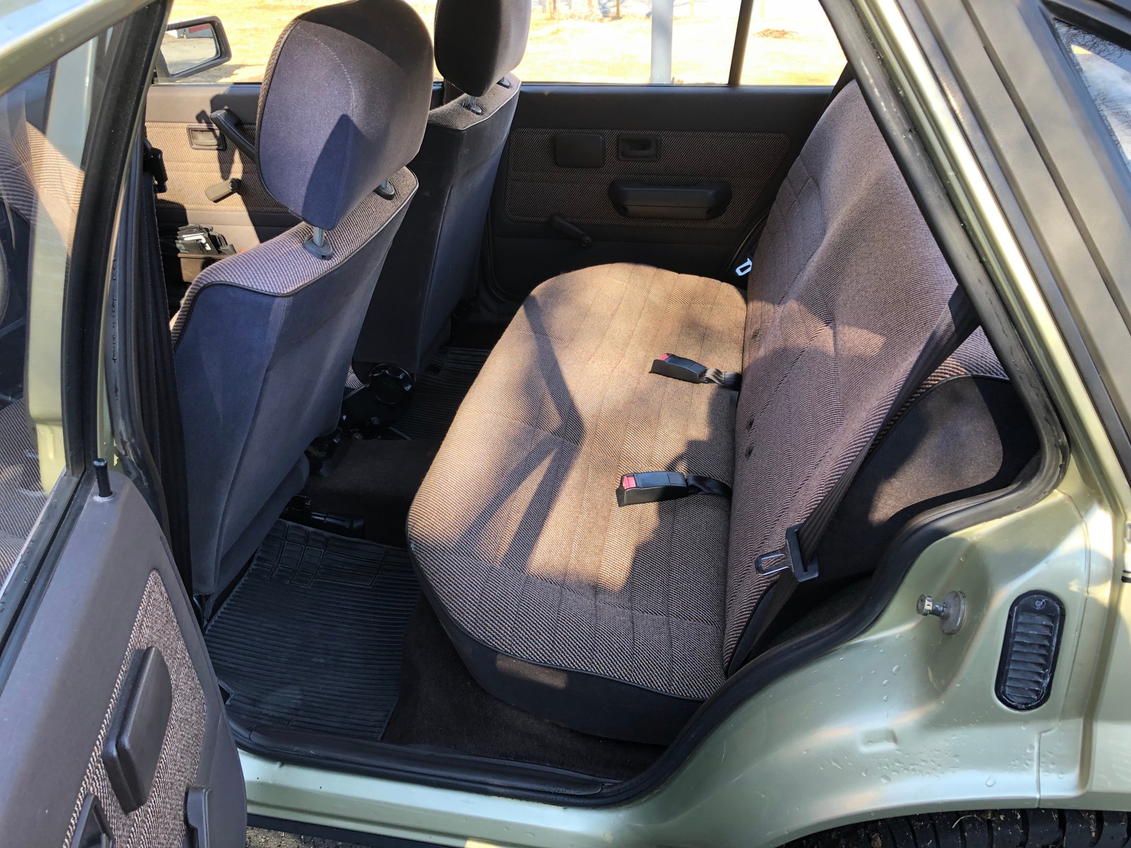 3 sitteplasser i baksete