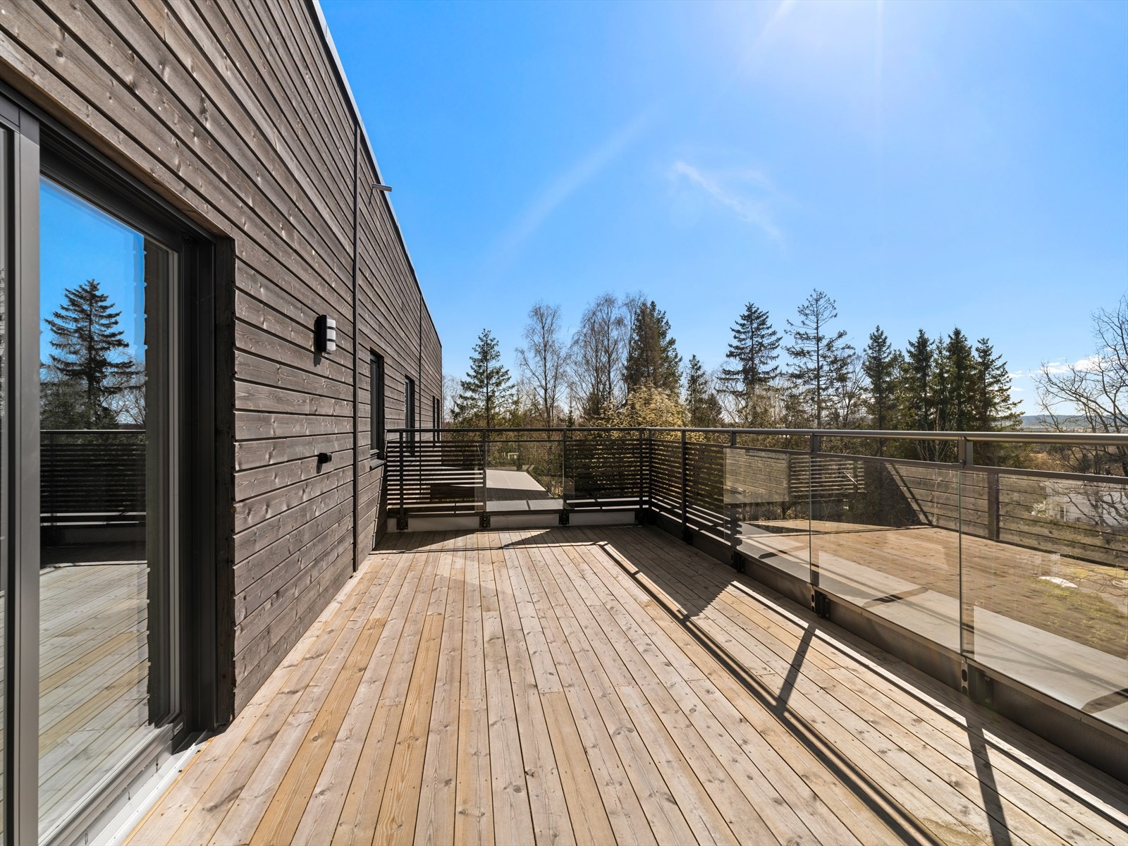 Romslig og solrik terrasse Galleribilde