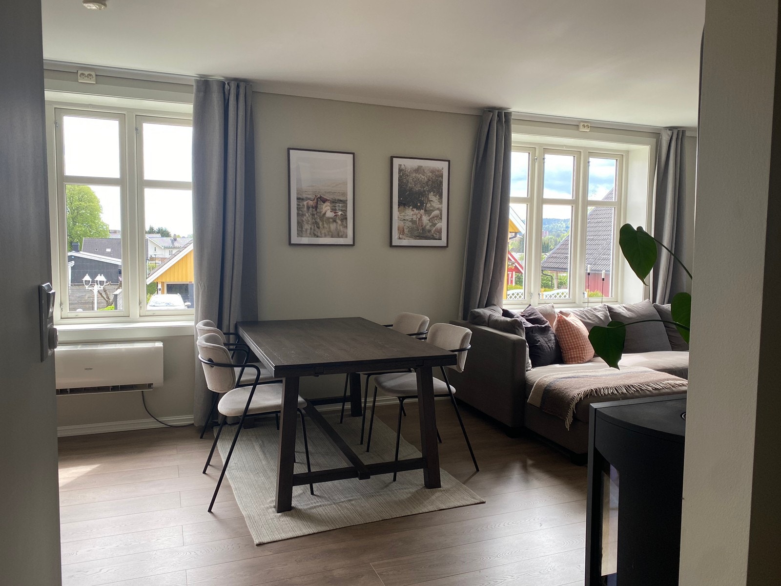 Store vinduer som slipper inn masse dagslys Galleribilde